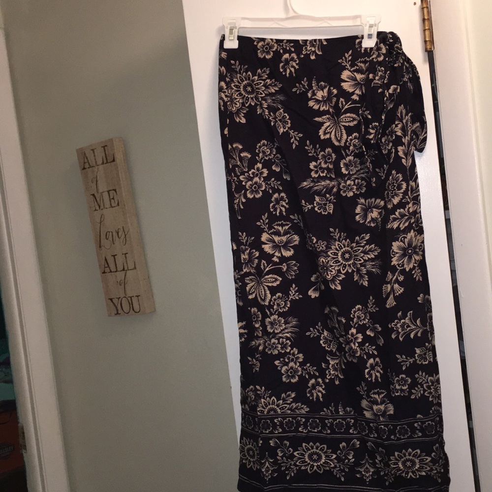 Woman’s wrap around tie front skirt.  Size 8